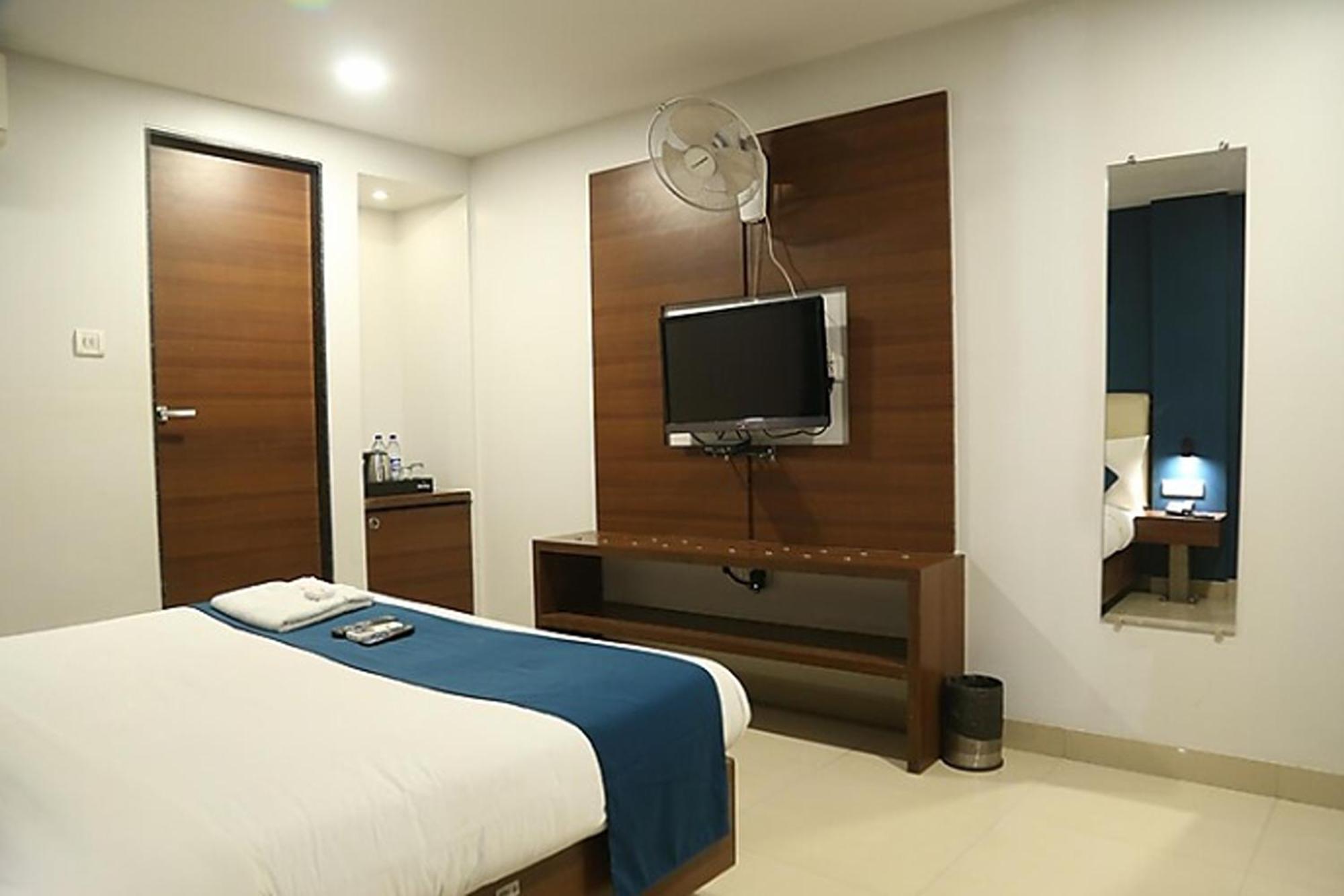 Hotel Concord Galaxy Мумбаи Экстерьер фото