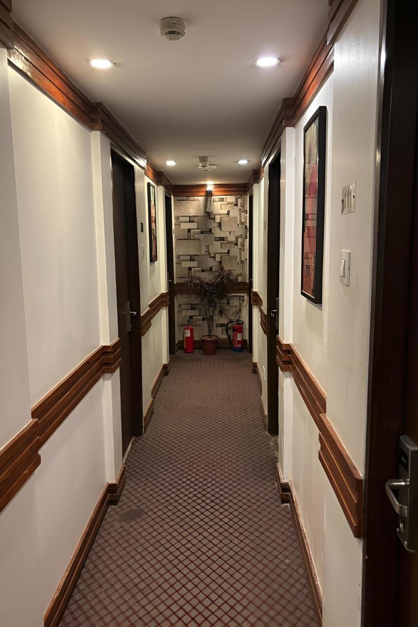 Hotel Concord Galaxy Мумбаи Экстерьер фото