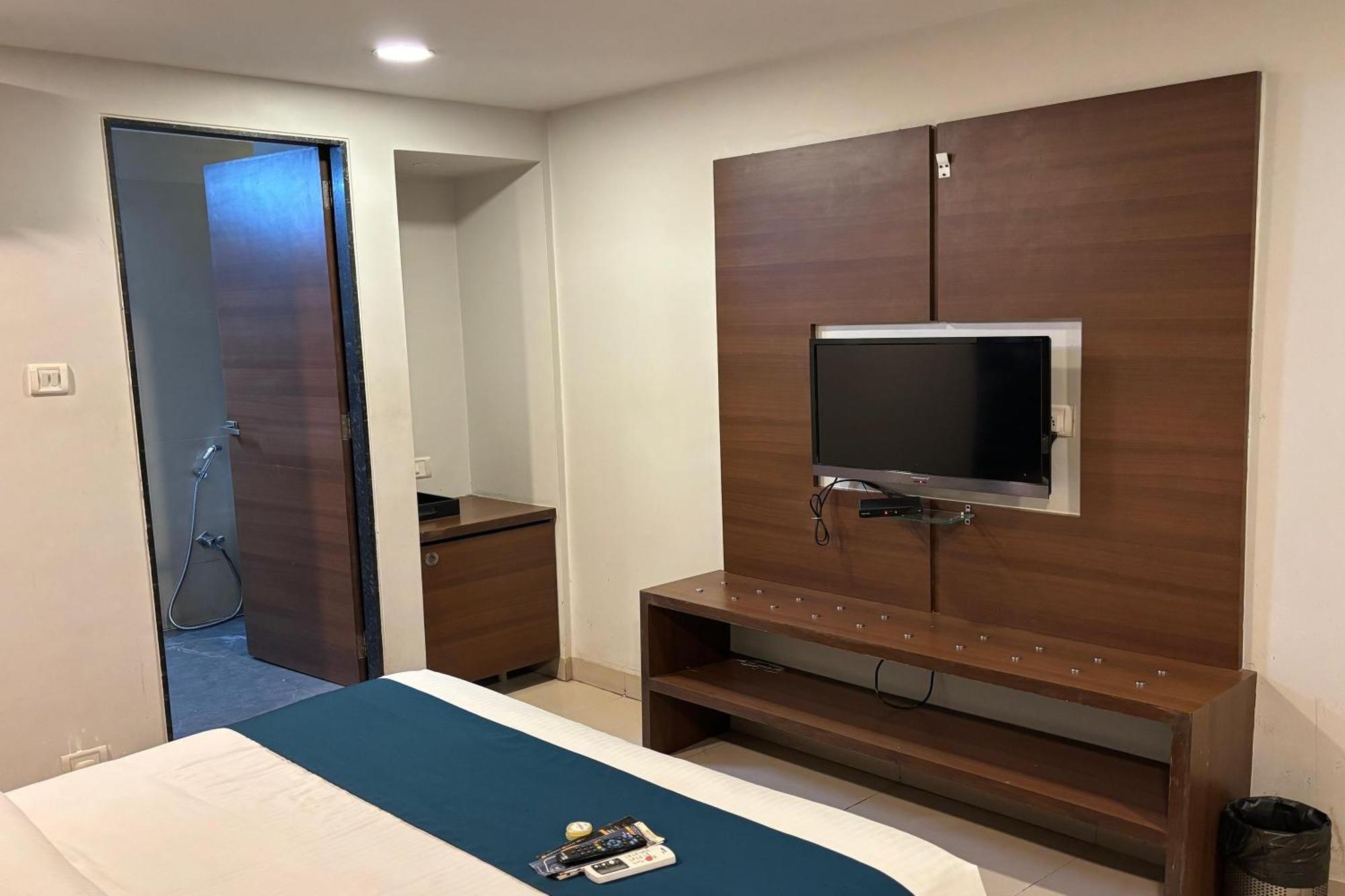 Hotel Concord Galaxy Мумбаи Экстерьер фото